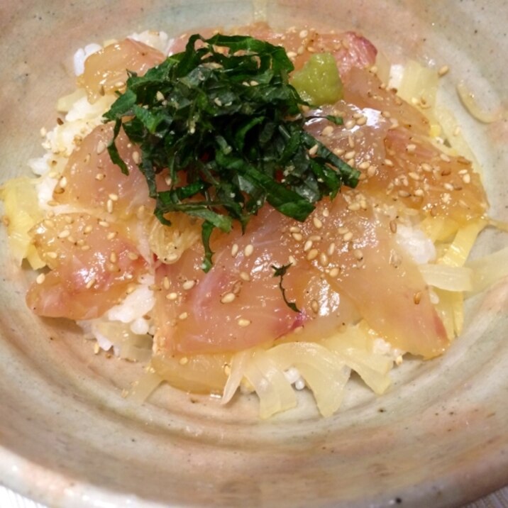 パリポリ感も楽しむ明石鯛の漬け丼